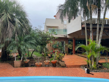 Sobrado na Moreninha R$1.100.000 - 01 Suite + 2 quartos